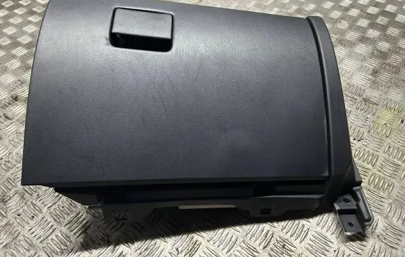 Mazda 3 III Glove box