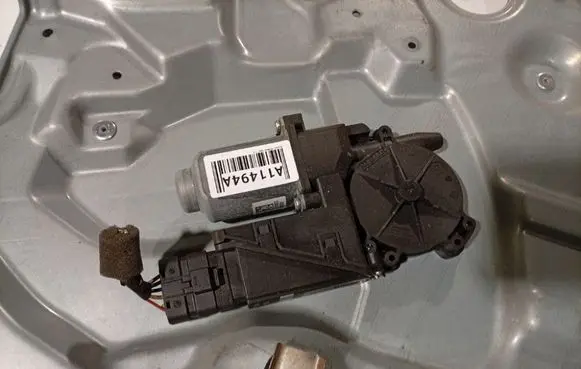 Nissan Primera Front door window regulator motor