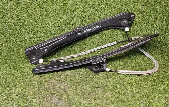 Volkswagen Jetta VI Front window lifting mechanism without motor 5C6837461L