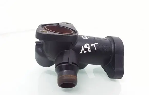 Audi A4 S4 B5 8D Engine coolant pipe/hose 058121133B