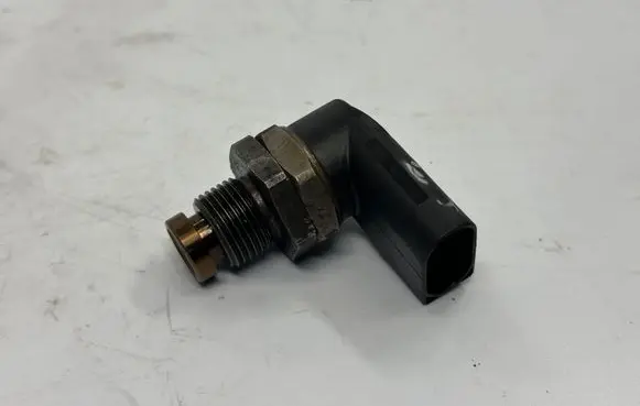 BMW X3 E83 Fuel pressure sensor 7787167 13537787167 0281002497