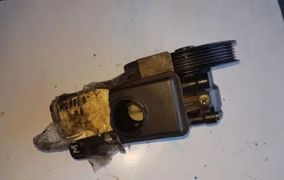 Ford Mondeo Mk III Power steering pump