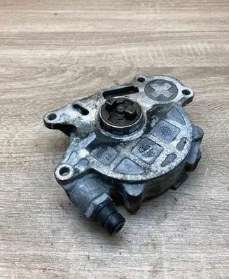 Volkswagen Golf VI Vacuum pump 03L145100