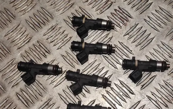 Volvo S60 Fuel injector 30757534