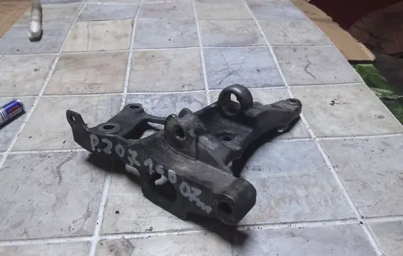 Peugeot 207 Engine mounting bracket 9656125580
