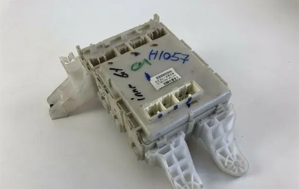 Toyota Auris 150 Fuse box set 8273002130A H1057