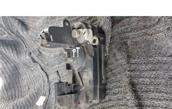 Opel Zafira B Rear door lock 