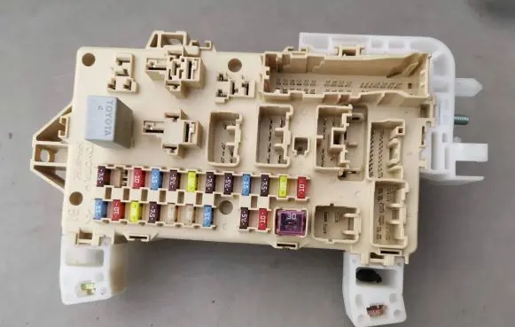 Toyota Corolla Verso E121 Fuse module 892210F010 5300474097 04072314275402