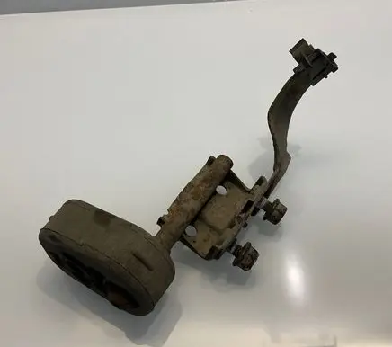 Mercedes-Benz E W211 Muffler mount bracket/holder A2114926041 2114926041
