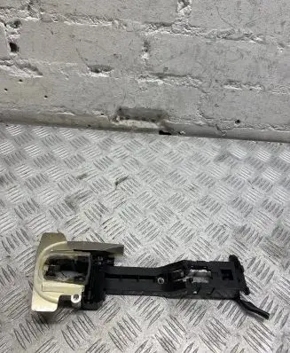 Nissan Navara D23 Front door exterior handle/bracket 