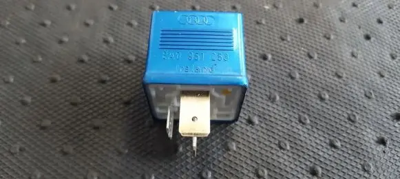 Volkswagen PASSAT B5.5 Other relay 8A0951253 899587