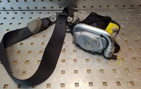 Mitsubishi Grandis Front seatbelt