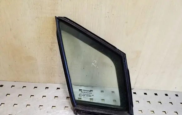Toyota Avensis T270 Front door vent window glass four-door E143R001605
