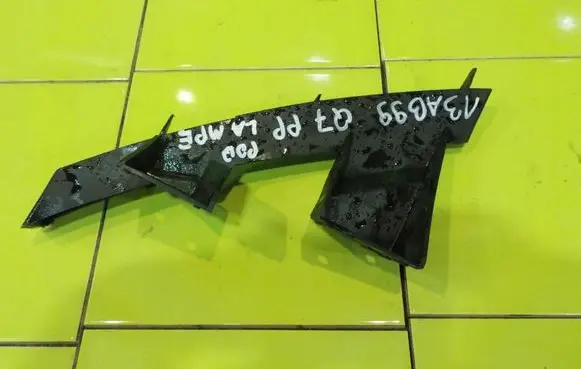 Audi Q7 4L Front bumper mounting bracket 4L0807334