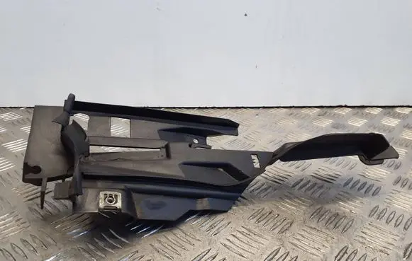 Ford Focus Other engine bay part BM51A02476AE D2LAA