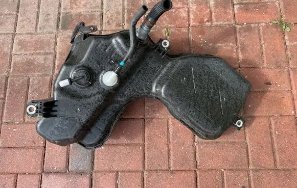 KIA Sorento AdBlue liquid reservoir 31500C6900