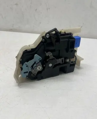 Volkswagen Touran II Front door lock 3D1837015