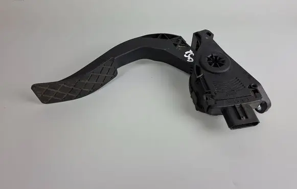 Accelerator throttle pedal
