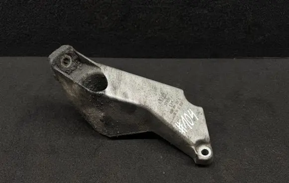 Volkswagen PASSAT B5 Engine mounting bracket 8E0199307A