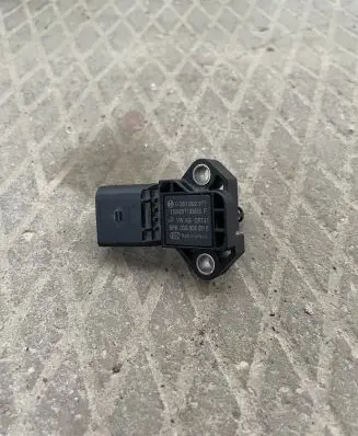 Volkswagen Golf VII Air pressure sensor 0281002977 130409T193805F 03G906051E