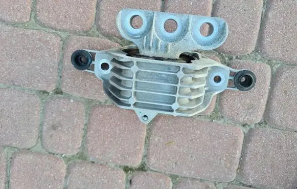 Opel Insignia B Engine mount bracket 84065733