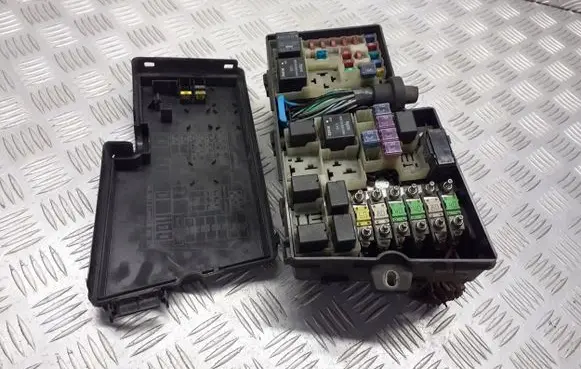Mazda 3 I Fuse box cover 3M5T-14A142-AB
