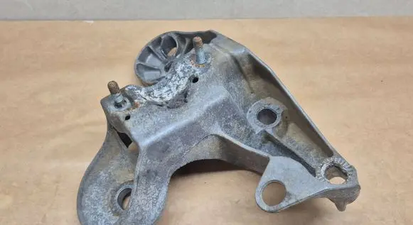 Audi A4 S4 B7 8E 8H Engine mounting bracket 8E0199351