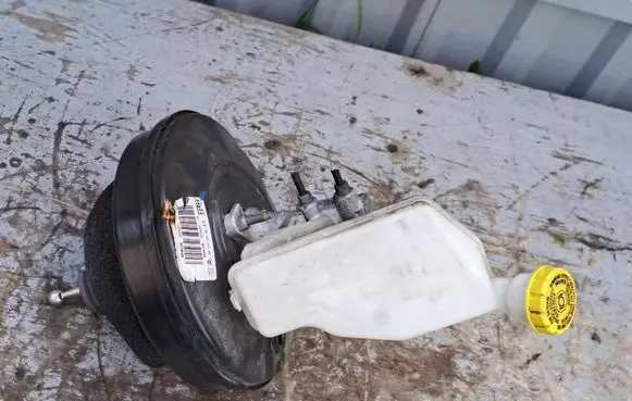 Ford Focus Brake fluid reservoir 9811514180
