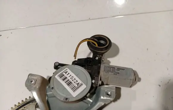 Toyota Auris 150 Front door window regulator motor 857100D100