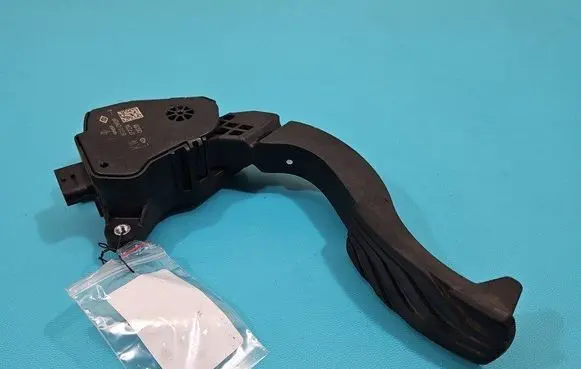 Accelerator throttle pedal