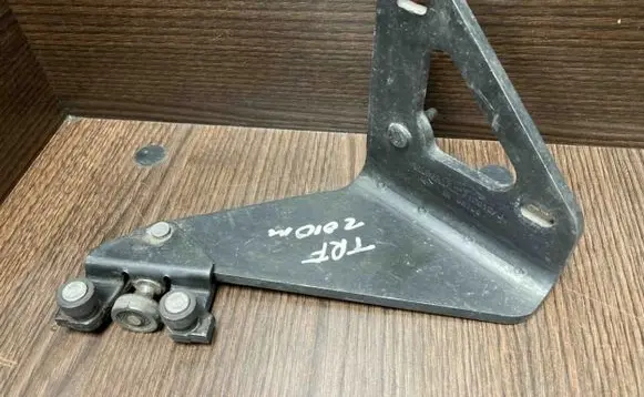 Renault Trafic II (X83) Sliding door lower roller guide/hinge 312012J 65708