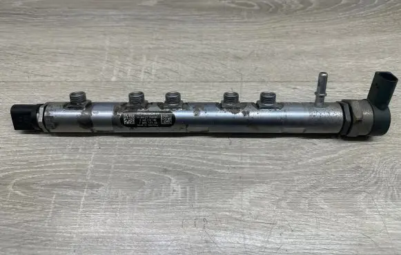 BMW 1 E81 E87 Fuel distributor 7809127 258039L1 0445214182