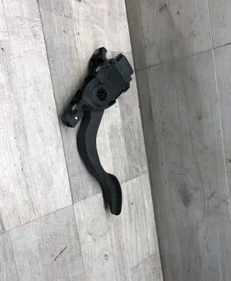 Volvo XC70 Accelerator throttle pedal 31329058 6PV01083401 C95YE04
