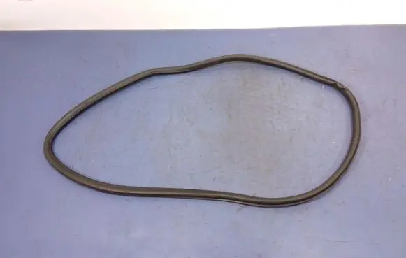 Opel Astra J Front door rubber seal 13260045