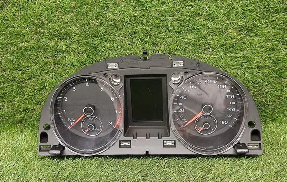 Volkswagen PASSAT CC Speedometer (instrument cluster) 3C8920971B
