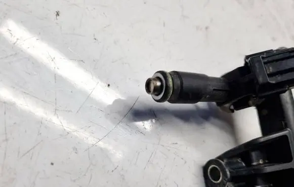 Volkswagen Fox Fuel injector 03D906031F
