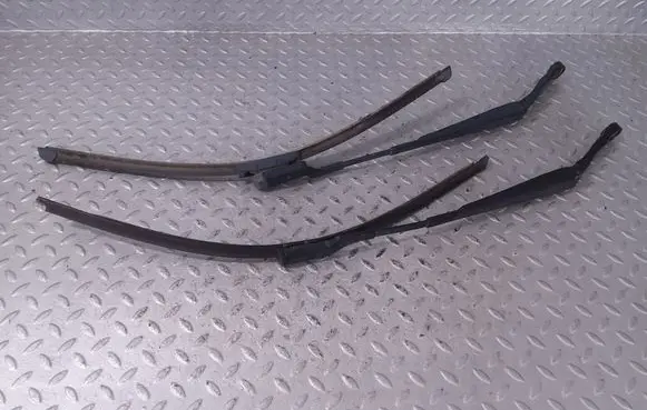 Chevrolet Volt I Front wiper blade arm 22742319 22742320 20987846