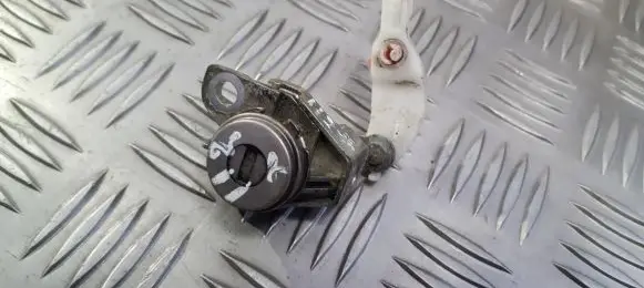 Toyota Previa (XR30, XR40) II Front door lock (next to the handle) 