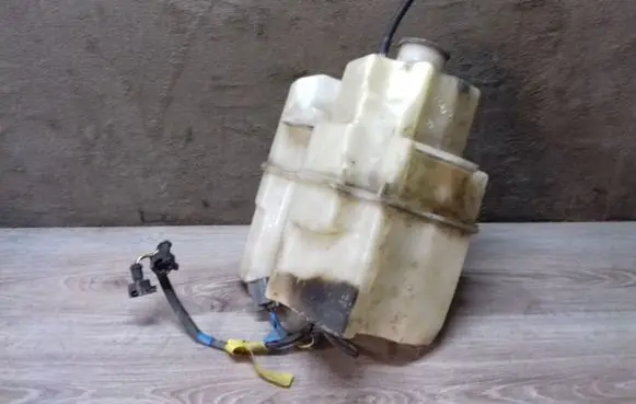 Volvo V70 Windshield washer fluid reservoir/tank 9178881