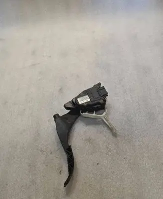 Accelerator throttle pedal