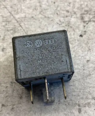 Volkswagen PASSAT B5.5 Other relay 141951253b