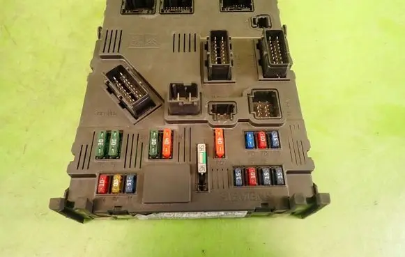 Peugeot 206 Fuse module S118085110G