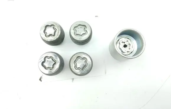 Mazda CX-30 Anti-theft wheel nuts and lock 