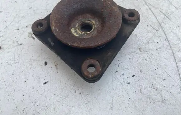 Volvo V70 Front shock absorber mounting bracket 
