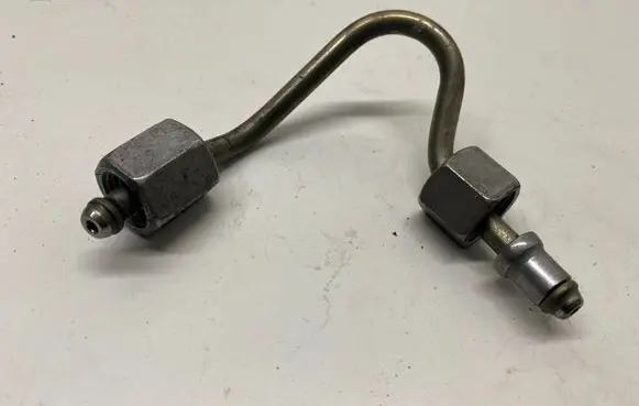 Toyota RAV 4 (XA40) Fuel injector supply line/pipe