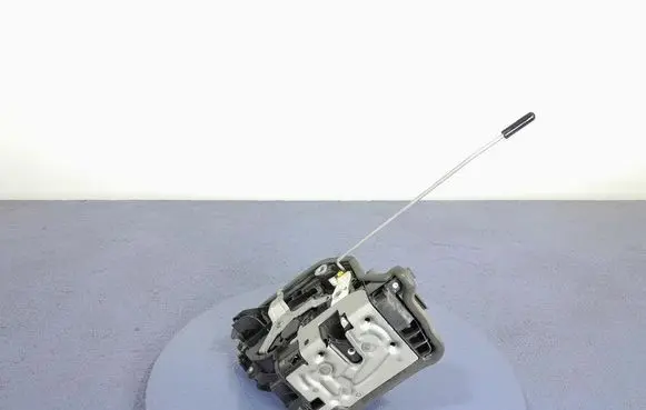 BMW X3 E83 Front door lock 9492094
