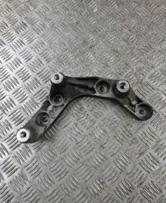 Mercedes-Benz GLC C253 Engine mounting bracket