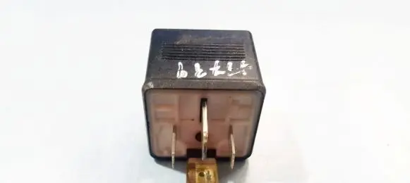 Audi A6 S6 C4 4A Other relay 443951253S