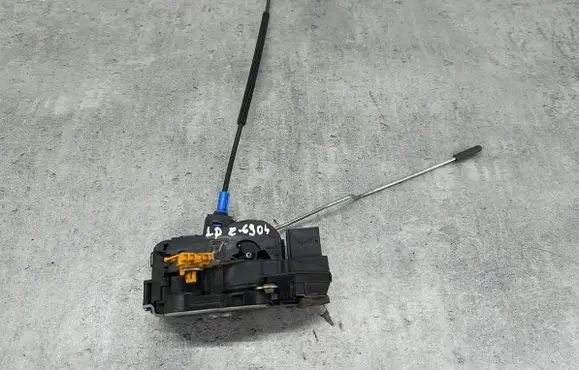 Opel Astra J Front door lock