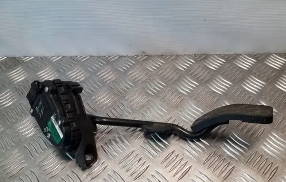Accelerator throttle pedal